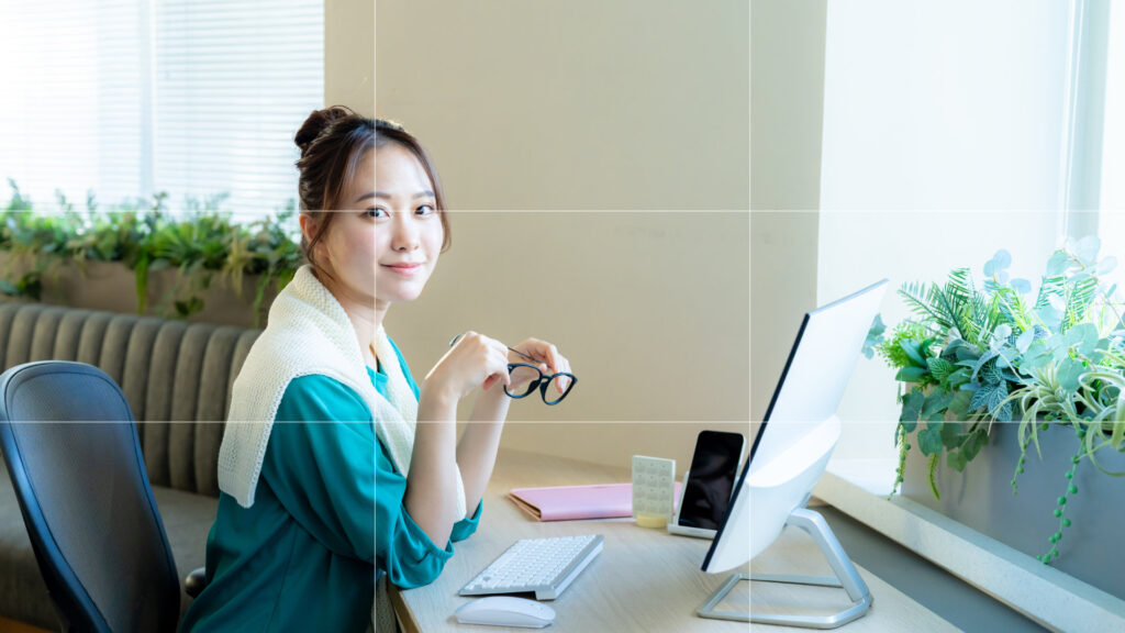 3分割法によるトリミングを施した、女性と仕事部屋の写真